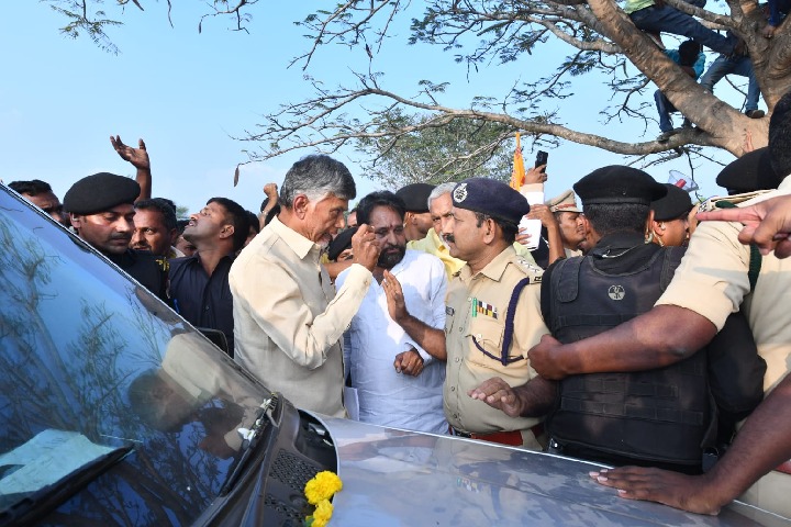 Chandrababu lambasts State Govt, police for blocking his tour