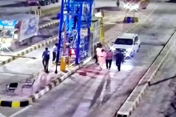  BRS MLA Durgam Chinnaiah allegedly assaults a toll plaza staff 