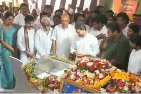 CM Jagan paid homage to Adari Tulasirao mortal remains 