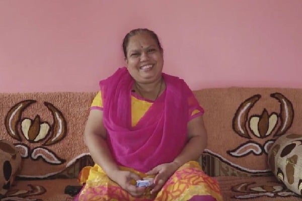 Meet Sarla Chaudhary the voice behind yatrigan kripya dhyan de announcement on railway stations