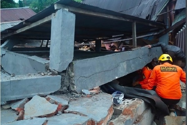 7.5-magnitude quake strikes Indonesia, tsunami alert issued