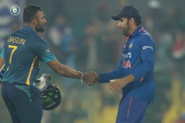 Team India won 1st ODI despite Sri Lanka skipper heroic century 
