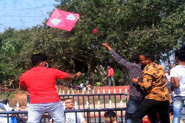 Hyderabad police prohibits kite flying on roads, around places of worship