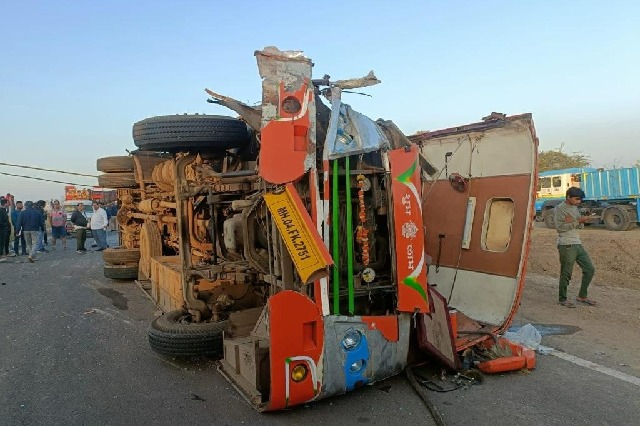 10 killed over 30 injured in bus truck collision on Nashik and Shirdi highway in Maharashtra