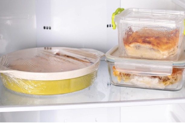 For how long should you store cooked food in the fridge