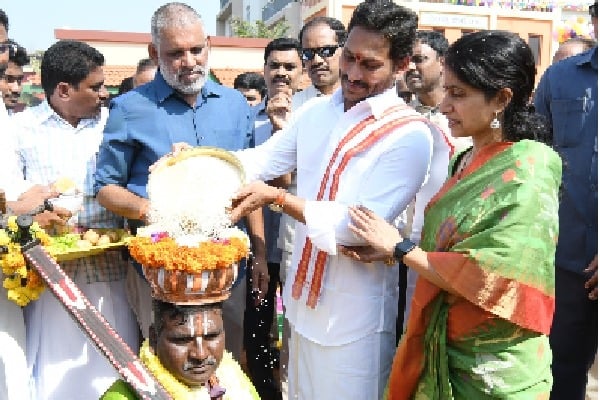 Andhra Pradesh CM, wife participate in Sankranti celebrations