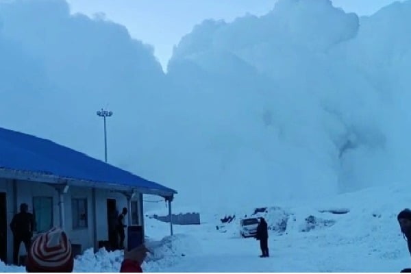 Army evacuates 172 stranded workers at Zojila Tunnel site in J&K