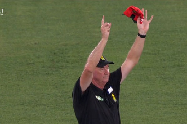 Viral Video Ball hits roof lands in 30 yard circle during BBL match umpire gives six 