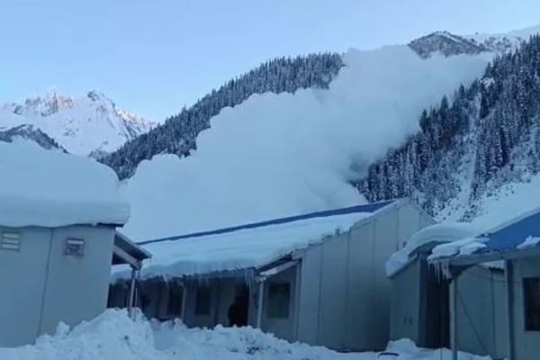 Massive Avalanche In Kashmirs Sonamarg