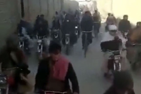 Pakistan Suffering From Food Crisis People Chase wheat Truck on Bikes