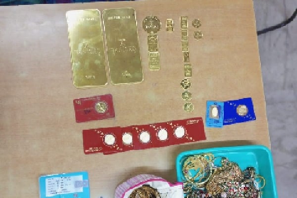 CBI raids on retired railway officer and recovered Above Rs 1 crore cash and 17 kg gold