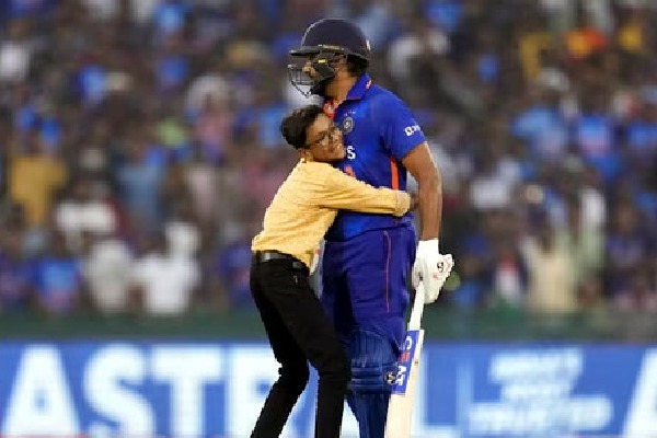 Boy Hugs Team India Skipper Rohit Sharma In 2nd One Day