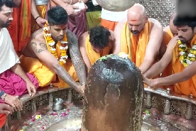 Team India players offers prayers to Ujjain Lord Shiva for recovery of Rishabh Pant