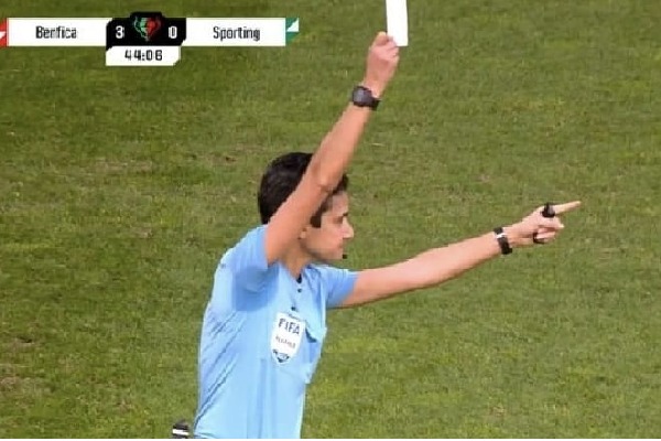 First time in soccer history referee shows white card in Portugal