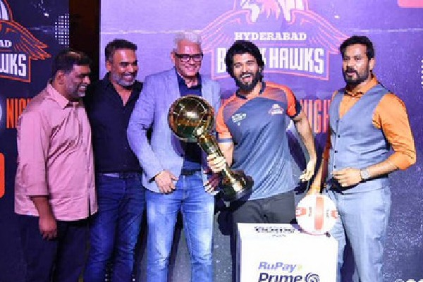 Vijay Devarakonda takes partnership in Hyderabad Black Hawks Vollyball Team