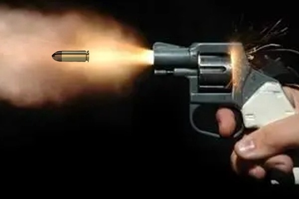 Robbers open fire, loot cash near Hyderabad
