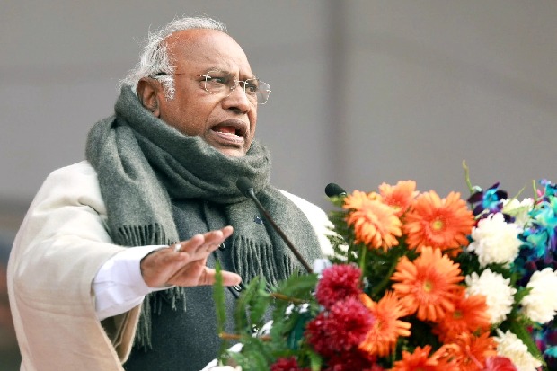 Kharge letter to Amit Shah even as Mehooba joins Rahul Gandhi yatra