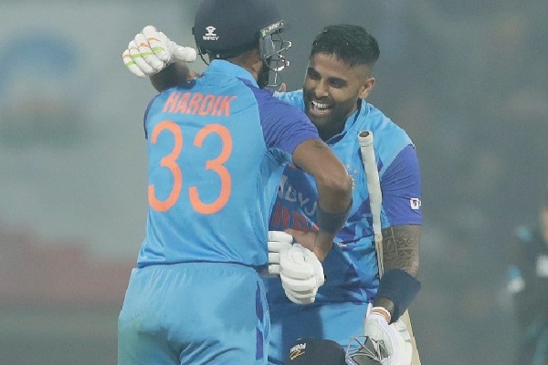 2nd T20I: India survive spin scare to beat New Zealand by 6 wickets, level series 1-1