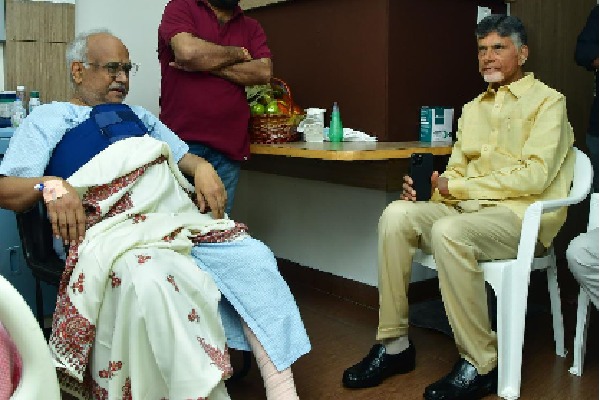 Chandrababu visits Kanakamedala Ravindra Kumar in Star Hospital 