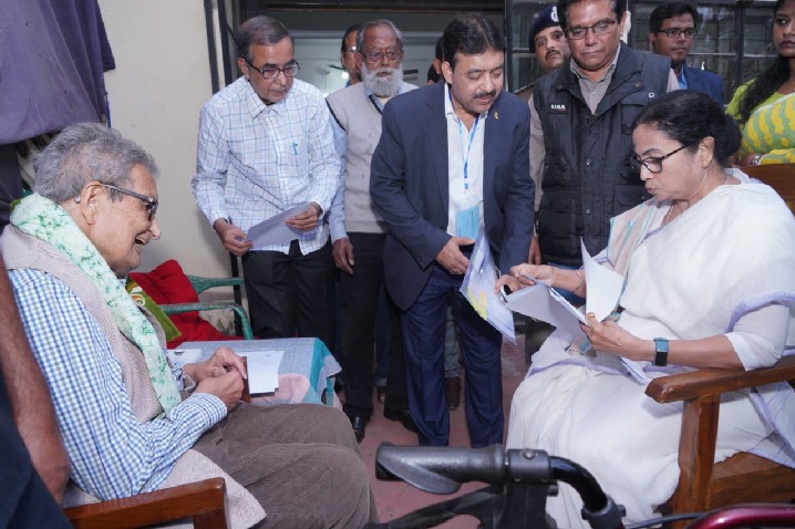 Mamata Banarjee comes in support for Nobel laureate Amartya Sen