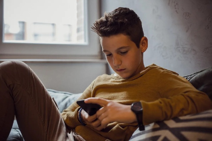 Long hours on smartphones leaving kids with tech neck 