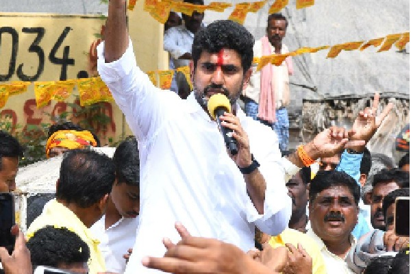 Lokesh continues his Yuvagalam Padayatra in Palamaneru constituency 
