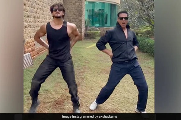 Akshay Kumar And Tiger Shroff Dance To Main Khiladi