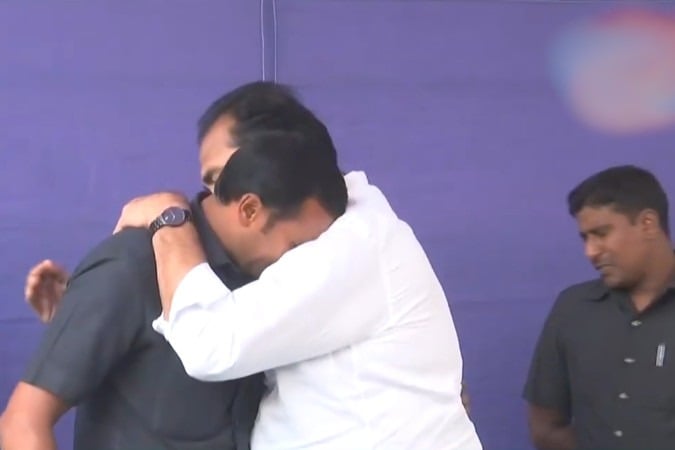 Gunmen breaks into tears after MLA Kotamreddy returns his security personnel 