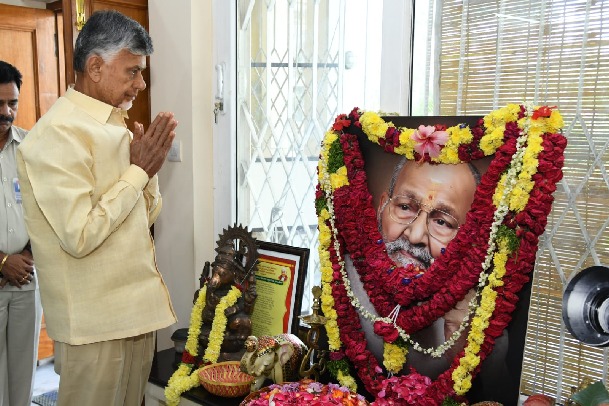 Chandrababu visits K Viswanath house 