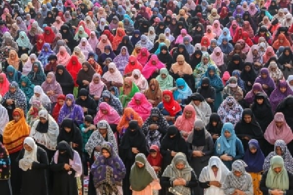 Women can offer 'namaz' in mosques: AIMPLB to SC