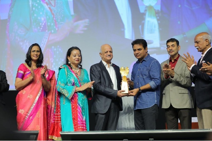 Ex-NASSCOM president Chandrasekhar receives HYSEA award