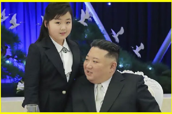Kim Jong Uns flaunts daughter at military banquet