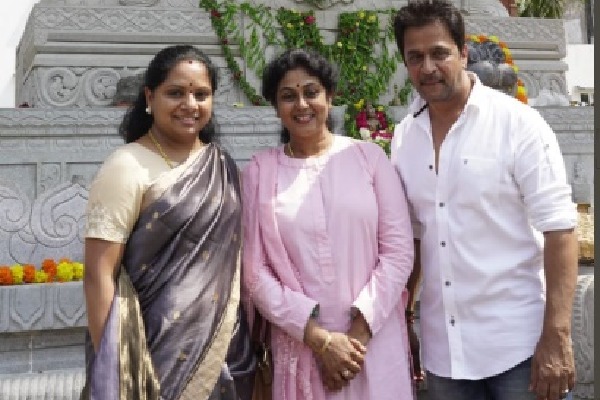 Kavitha visits actor Arjun constructed Hanuman temple in Chennai