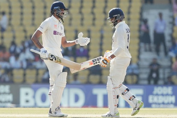 Second day play concludes in Nagpur test 