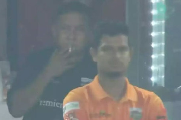 Bangladesh legend caught smoking in dugout during live BPL Game