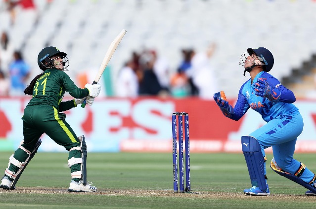 Indian eves restricts Pakistan for 149 runs 
