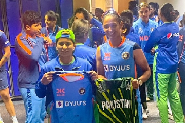  India Pakistan Players All Smiles After T20 World Cup Clash