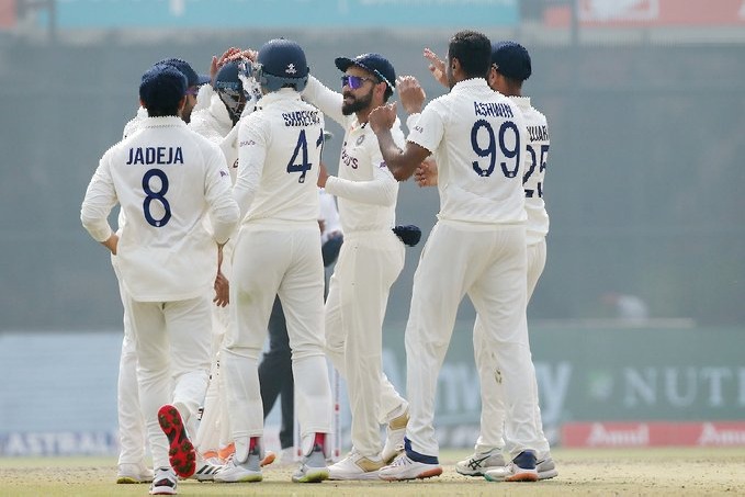 Ravichandran Ashwin scalps 3 wickets as Aussies in troubles 