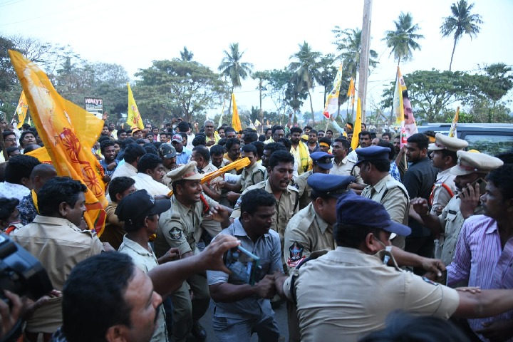 TDP leaders reaction after police obstruct Chandrababu 