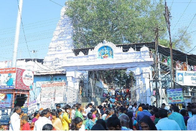 Devotees protest against Vemulavada officials for halting darshans as vips visit the temple