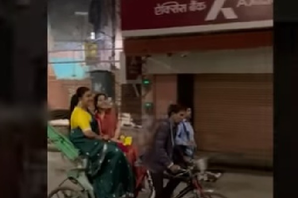Roja travelled in rickshaw in Kasi