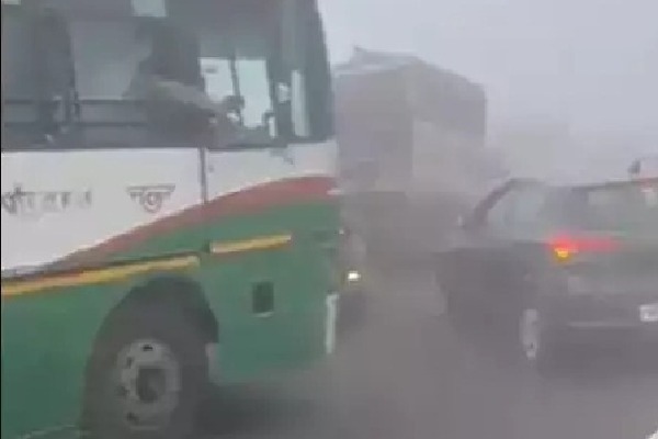 15 vehicles collide on Delhi-Meerut e-way due to fog