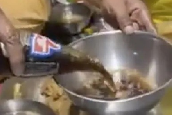 Video of man making Thums Up panipuri gets thumbs down from netizens