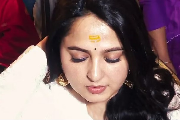 Anushka Shetty visits temple with her parents