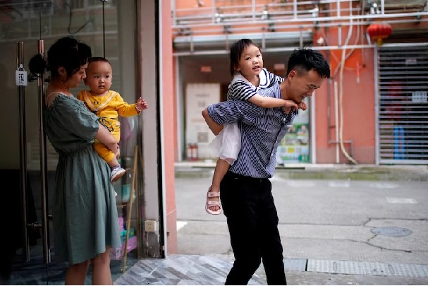 Chinese provinces give 30 days paid marriage leave to boost birth rate