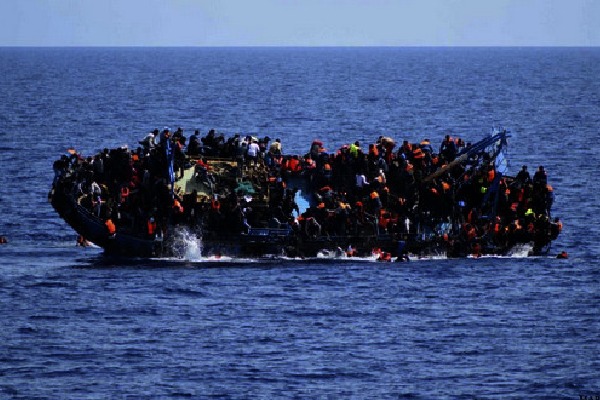 Migrants boat sinks as migrants dead in Italy coast 