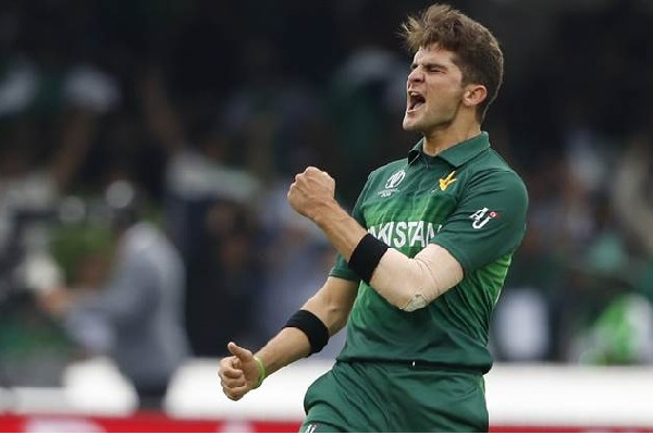 Shaheen Afridi Breaks Bat Shatters Stumps On First Two Deliveries Of Innings