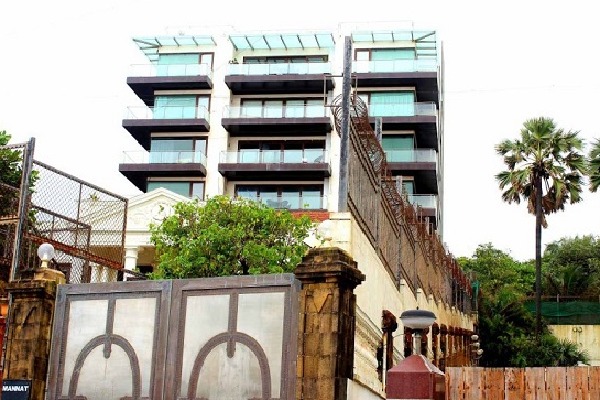 2 Detained For Breaking Into Shah Rukh Khans Bungalow Mannat  