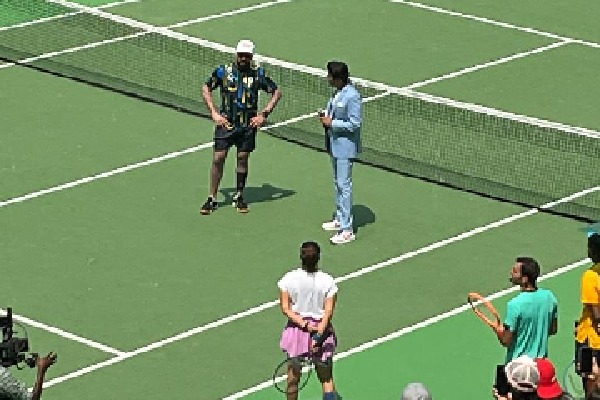 yuvaraj singh plays tennis wit sania