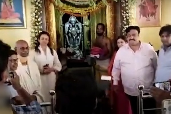 Mahesh Babu Wife Namarata visited Venkateshwara temple
